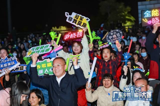 选手亲友团激情助阵。