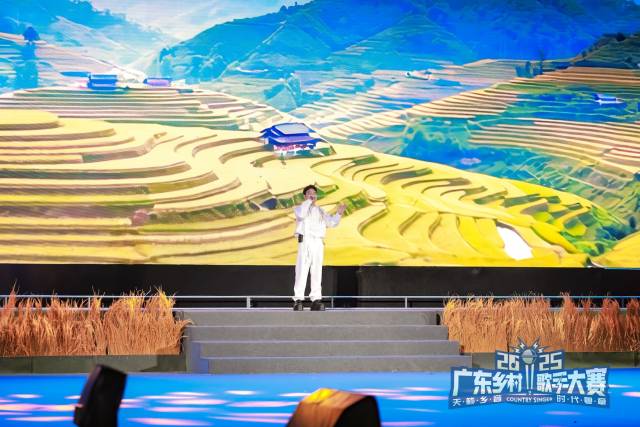 刘洋镒带来原创作品《去做一束光》，讲述新农人的梦想与奋斗。