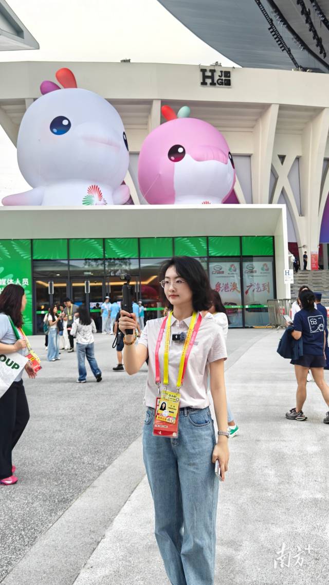 中国教育电视台记者许昊在拍摄中。“在家门口就能品尝到来自全省21个地市的各地美食，</p><p style=