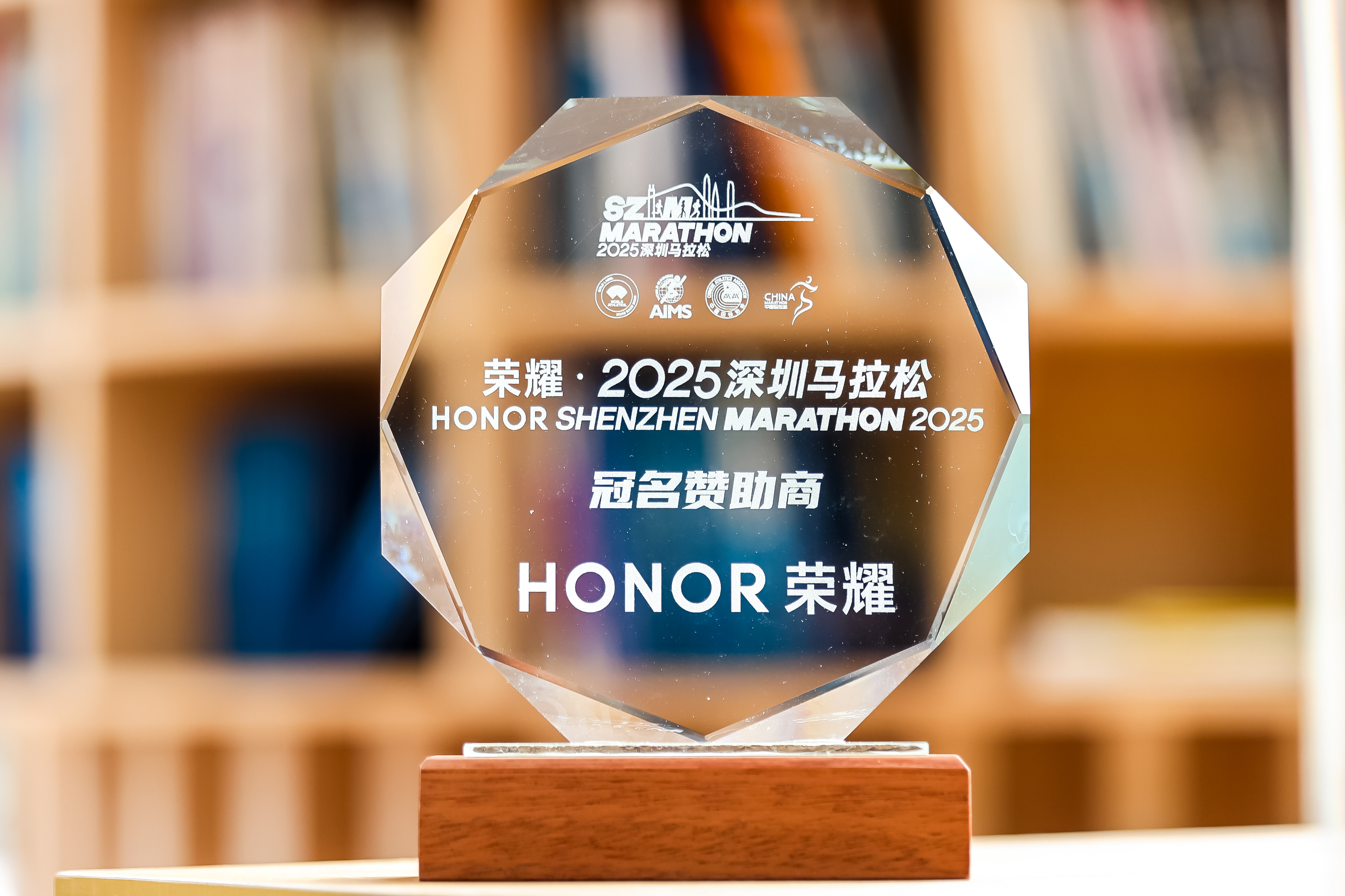 恰逢荣耀五周年,作为深圳本土高新技术企业代表,荣耀宣布连续四年冠名赞助深圳马拉松。 恰逢荣耀五周年,作为深圳本土高新技术企业代表,荣耀宣布连续四年冠名赞助深圳马拉松。