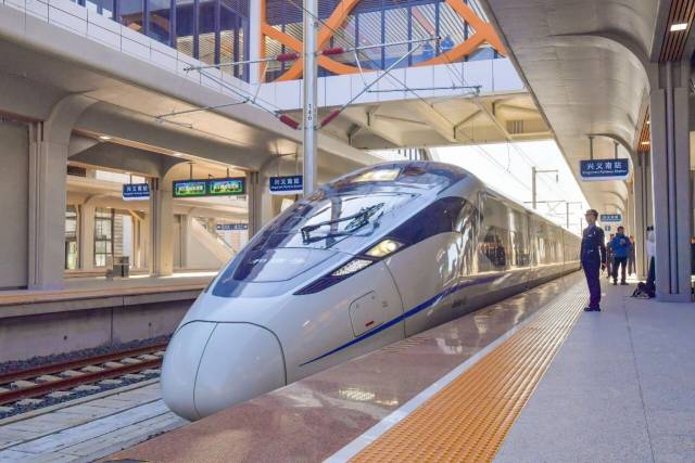 首趟动车组列车从兴义南站发出。