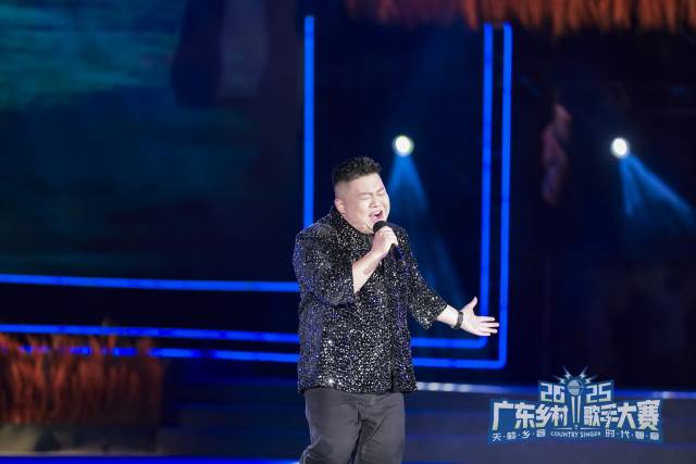 钟思远深情演绎歌曲《这一次绝不放手》，夺得冠军。