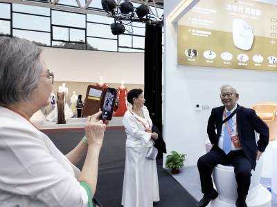 “在国外没见过！”潮州智能马桶设计新颖，吸引海外潮人坐下体验拍照丨根脉亲 家国兴