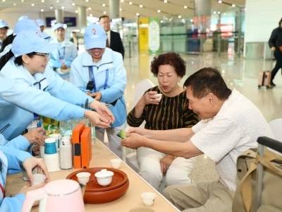 年会嘉宾提前抵潮，潮州志愿者暖心迎接“家己人”