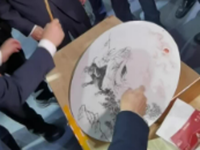 知名侨领谢国民在潮彩作品中为“牛鼻子”添彩