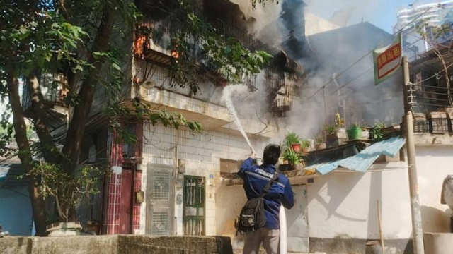 上班时顺便救火，广州两位自来水公司员工上演教科书式灭火！