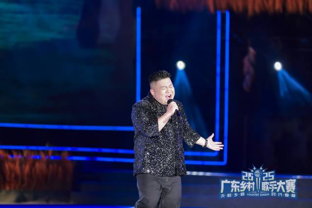 钟思远深情演绎歌曲《这一次绝不放手》，夺得冠军。