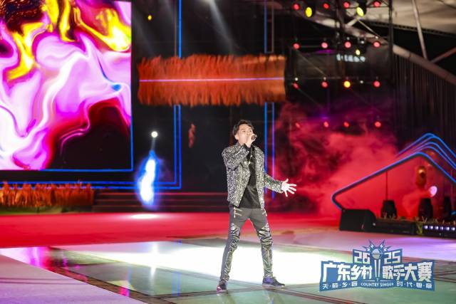 谢国宝在总决赛挑战一首高难度的《皮囊》，夺得亚军。