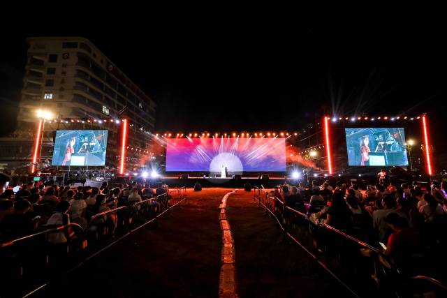 在汕尾陆河，大赛与草坪音乐会融合，激发青春活力。  