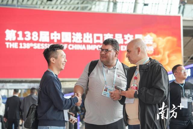 10月24日，第138届广交会二期现场，外国客商参加展会。南方+记者 张令 钟志辉 摄
