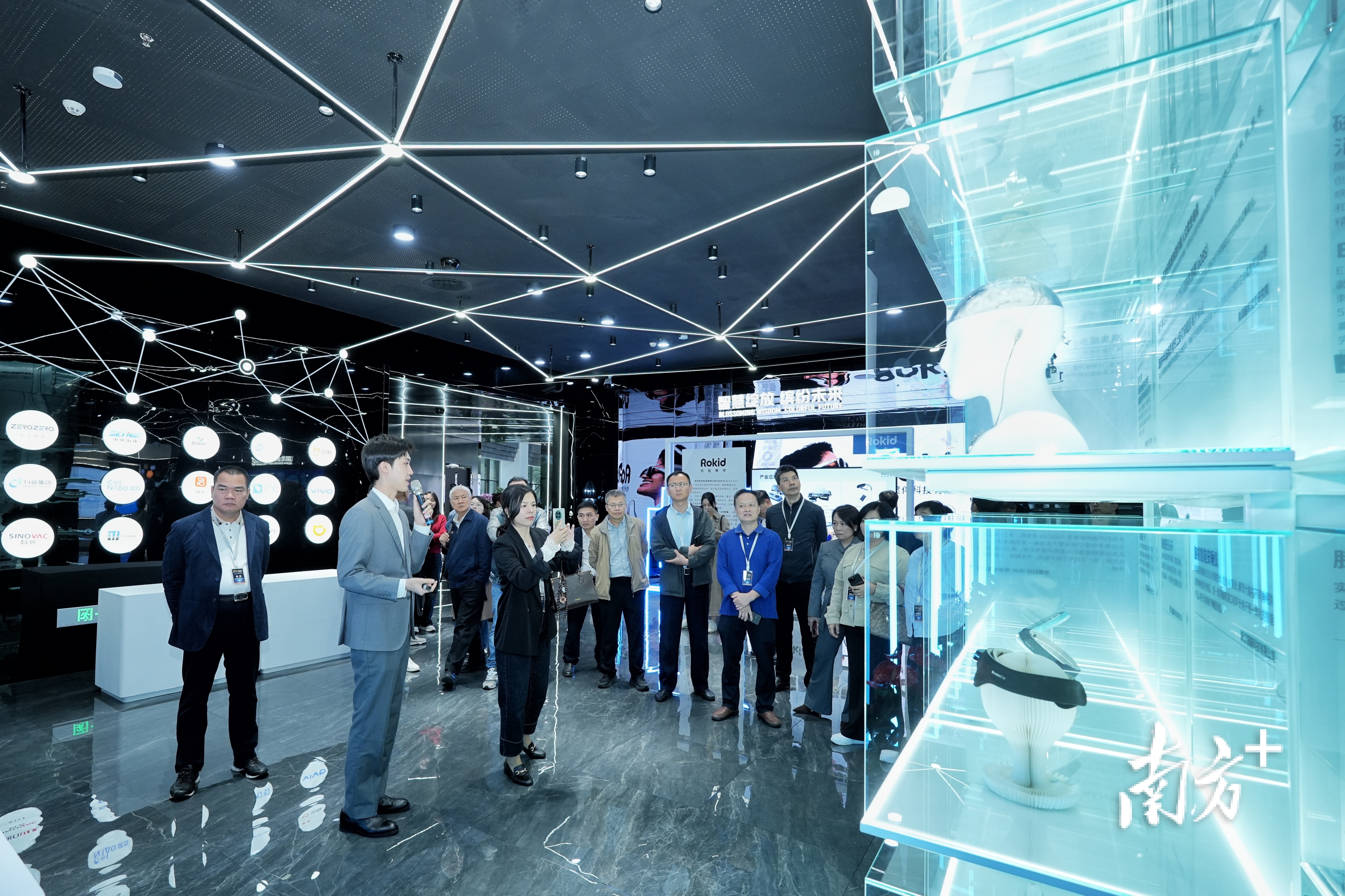 佛山调研团参观杭州“六小龙”展出。