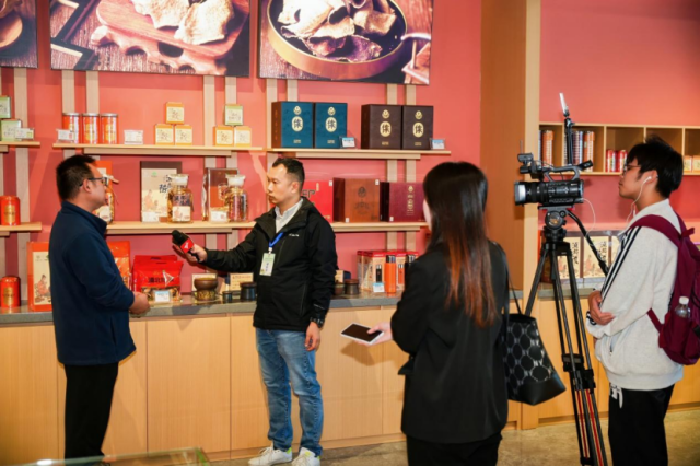 采风团记者采访陈皮博物馆负责人李圳士。 采风团记者采访陈皮博物馆负责人李圳士。