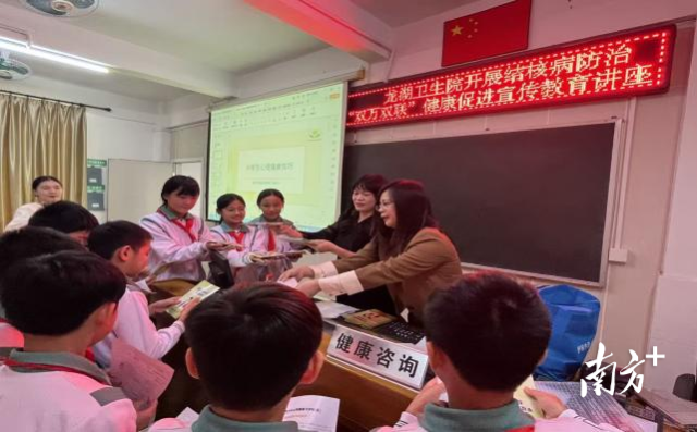 龙湖卫生院党支部书记吕雪蕊与秀英小学校长李育纯一同将中山驻龙湖镇帮扶工作队精心准备的实用礼品和《心理健康守护秘籍》送到孩子们手中。