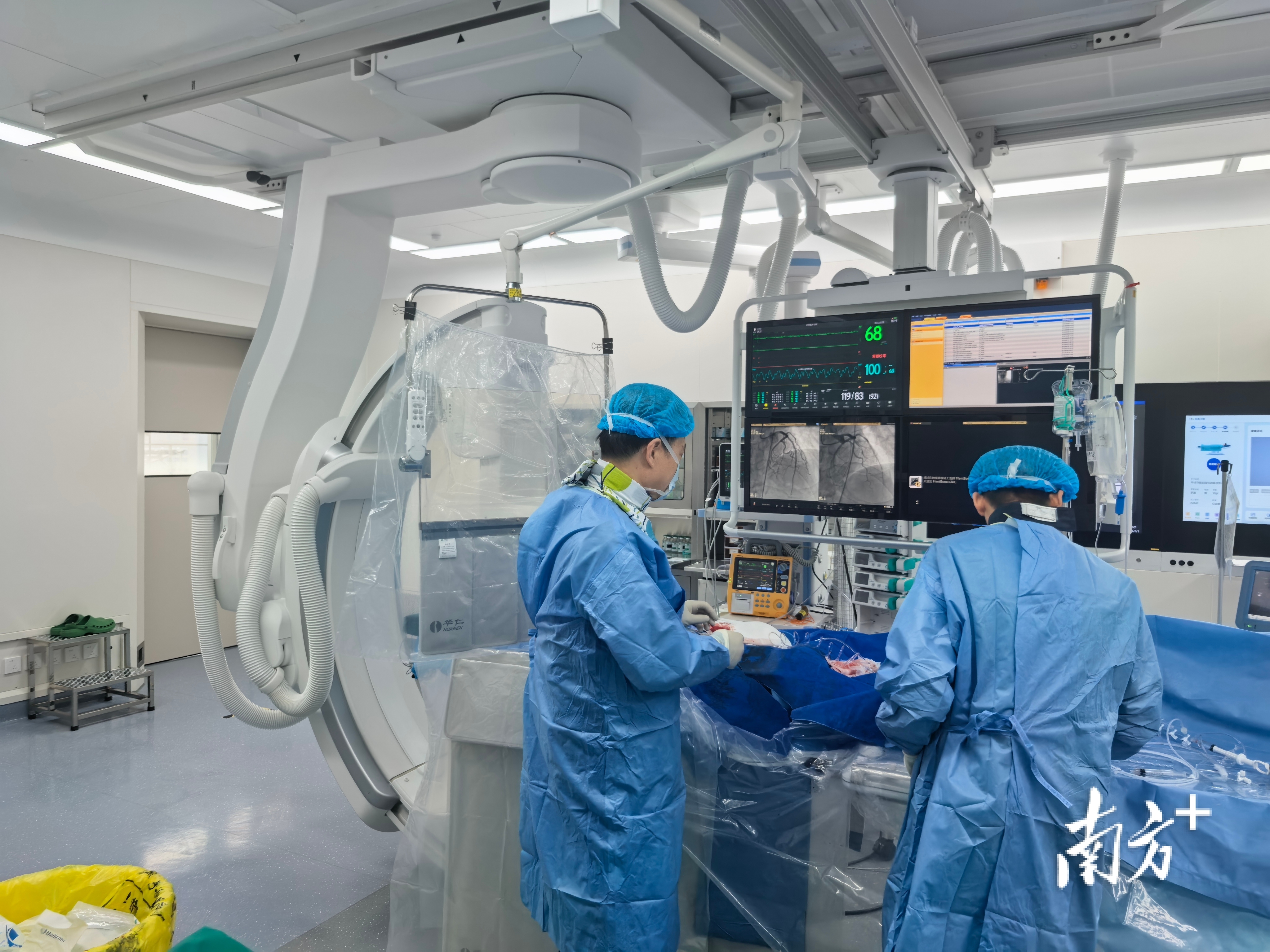 和祐医院心内科医生精准操控导丝。 受访者 供图