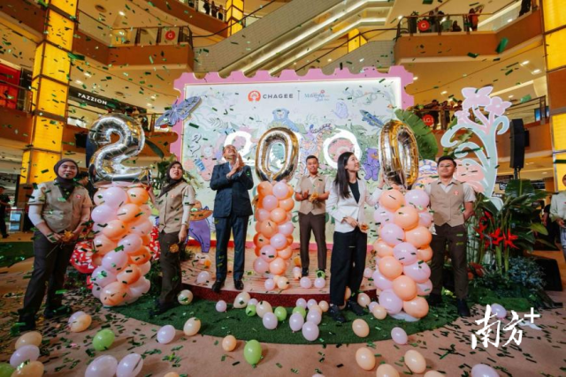 9月,霸王茶姬在马来西亚庆祝当地门店突破200家。 9月,霸王茶姬在马来西亚庆祝当地门店突破200家。