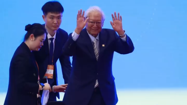 93岁郑必坚坐轮椅上台演讲，讲述中国式现代化实践