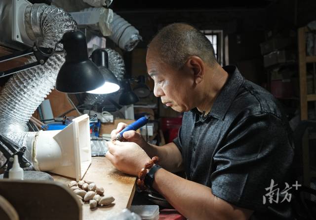 周汉军在工作室。