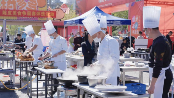 现场大厨正专心致志烹饪美食。