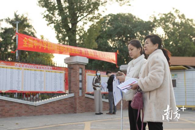 2024年12月，杨晓婷在妈妈的陪同下前往教师资格证面试考场。