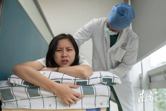 杨晓婷的腰伤在广东省中医院接受治疗。