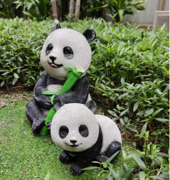 逸景翠园社区家装团队捐赠的熊猫雕塑