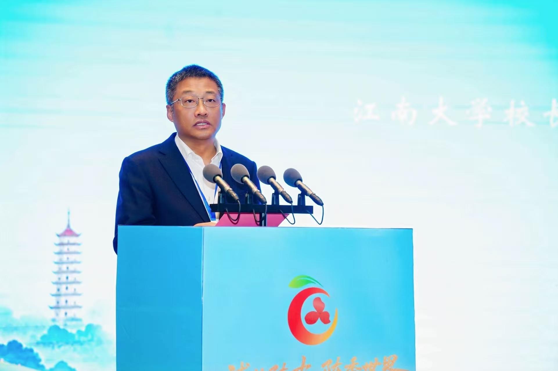 江南大学校长陈卫出席2025年浦北陈皮文化旅游宣传周启动仪式并致辞。大學