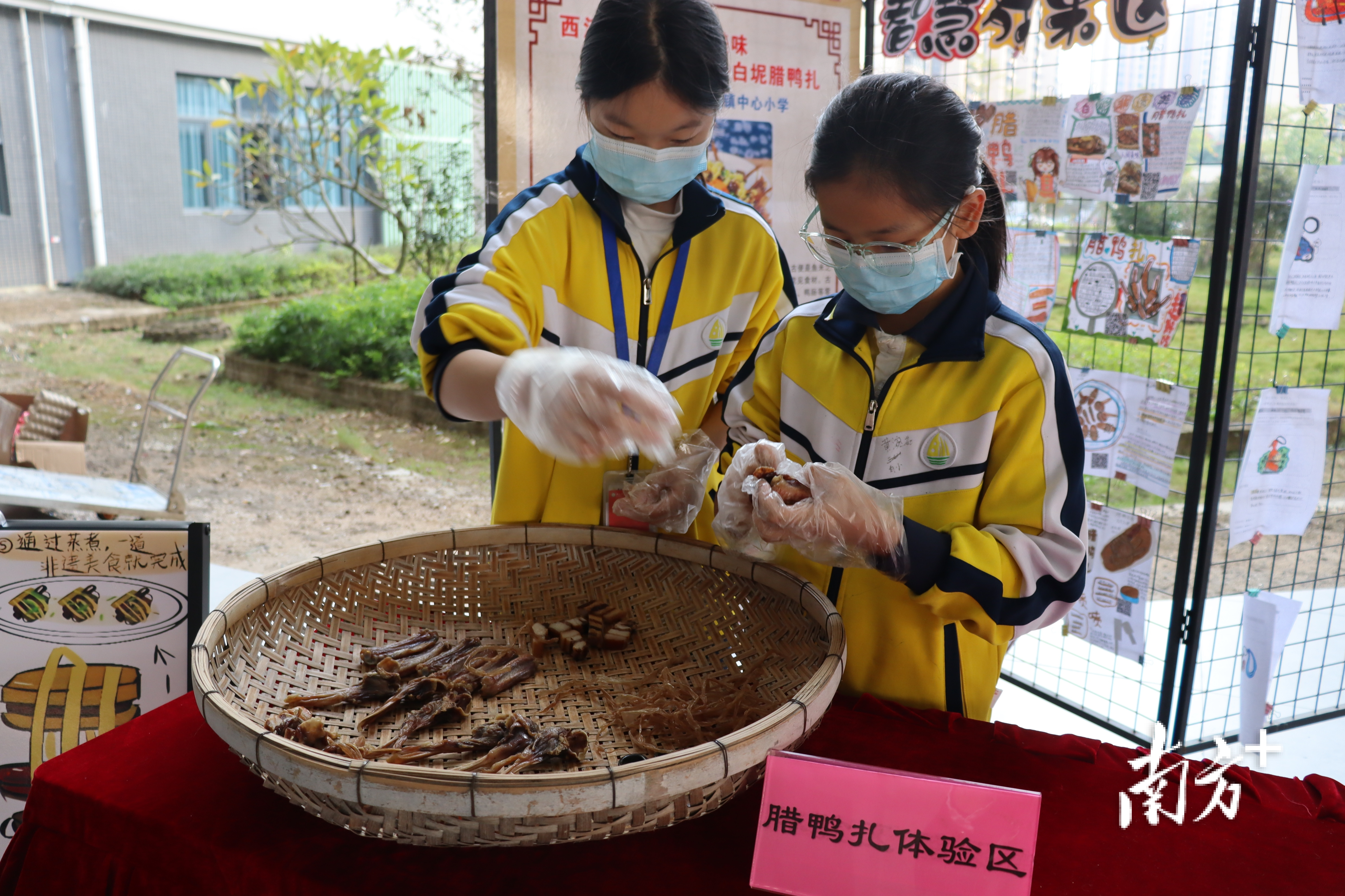 非遗腊鸭扎展示。通讯员供图 非遗腊鸭扎展示。通讯员供图