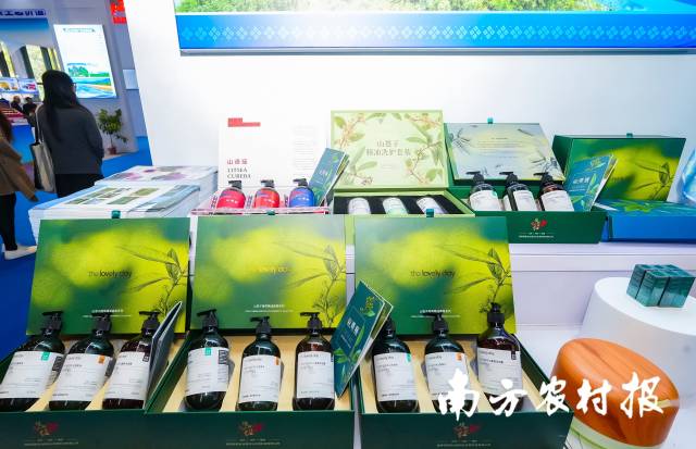 以山苍子为原材料加工的洗护套装香气袭人。 以山苍子为原材料加工的洗护套装香气袭人。