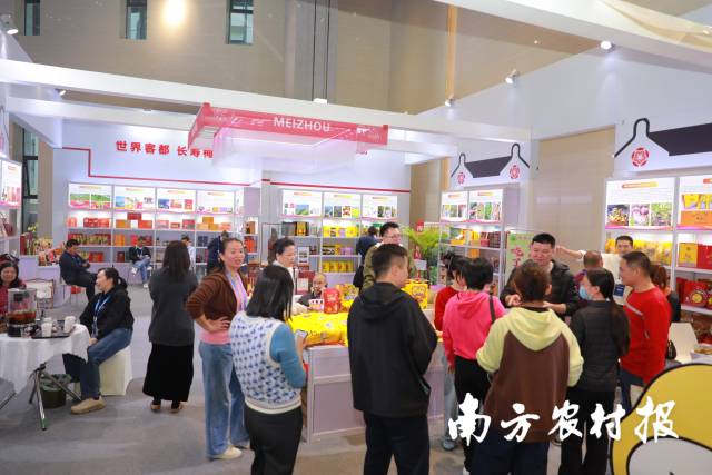 梅州展馆人气旺盛。 梅州展馆人气旺盛。