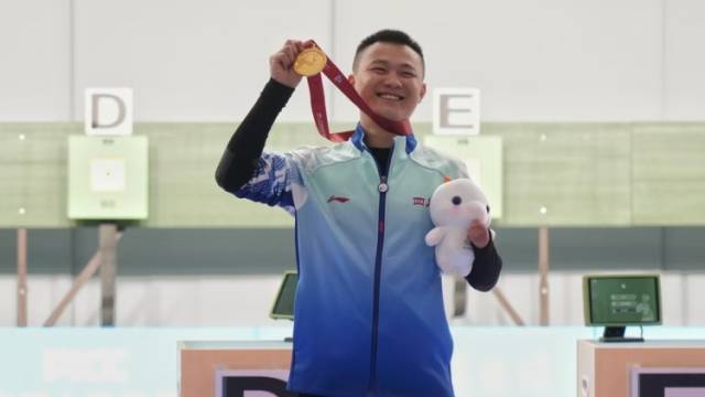 “这块金牌献给去世的爷爷”，残特奥会射击项目四川队高建雄摘金