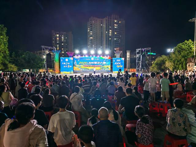 肇庆赛区复赛吸引群众层层围观。  