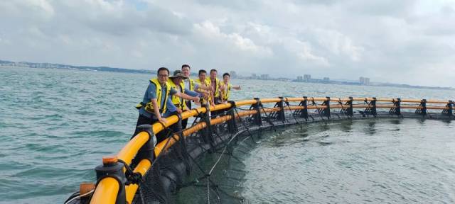 （工作人员在首批鱼苗投放现场）