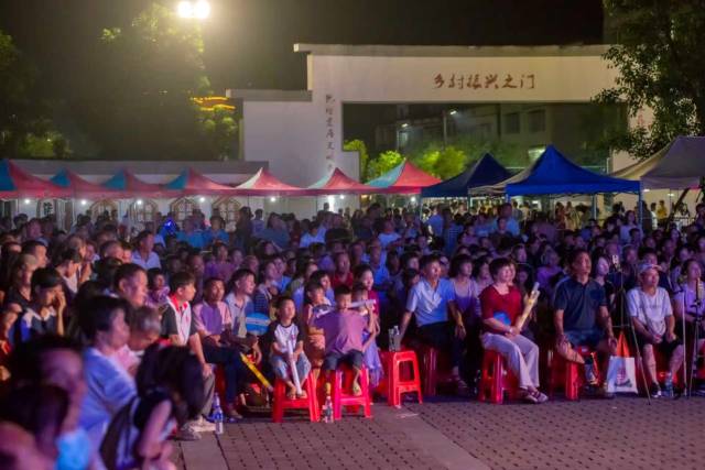 肇庆赛区决赛竞演激烈，人气高涨。  欧阳良安 摄