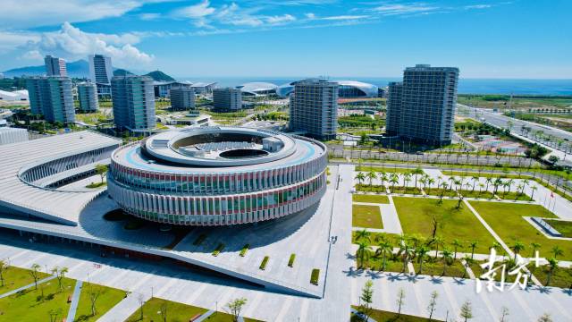 汕头大学东海岸图书馆。罗杰坤摄 汕头大学东海岸图书馆。罗杰坤摄