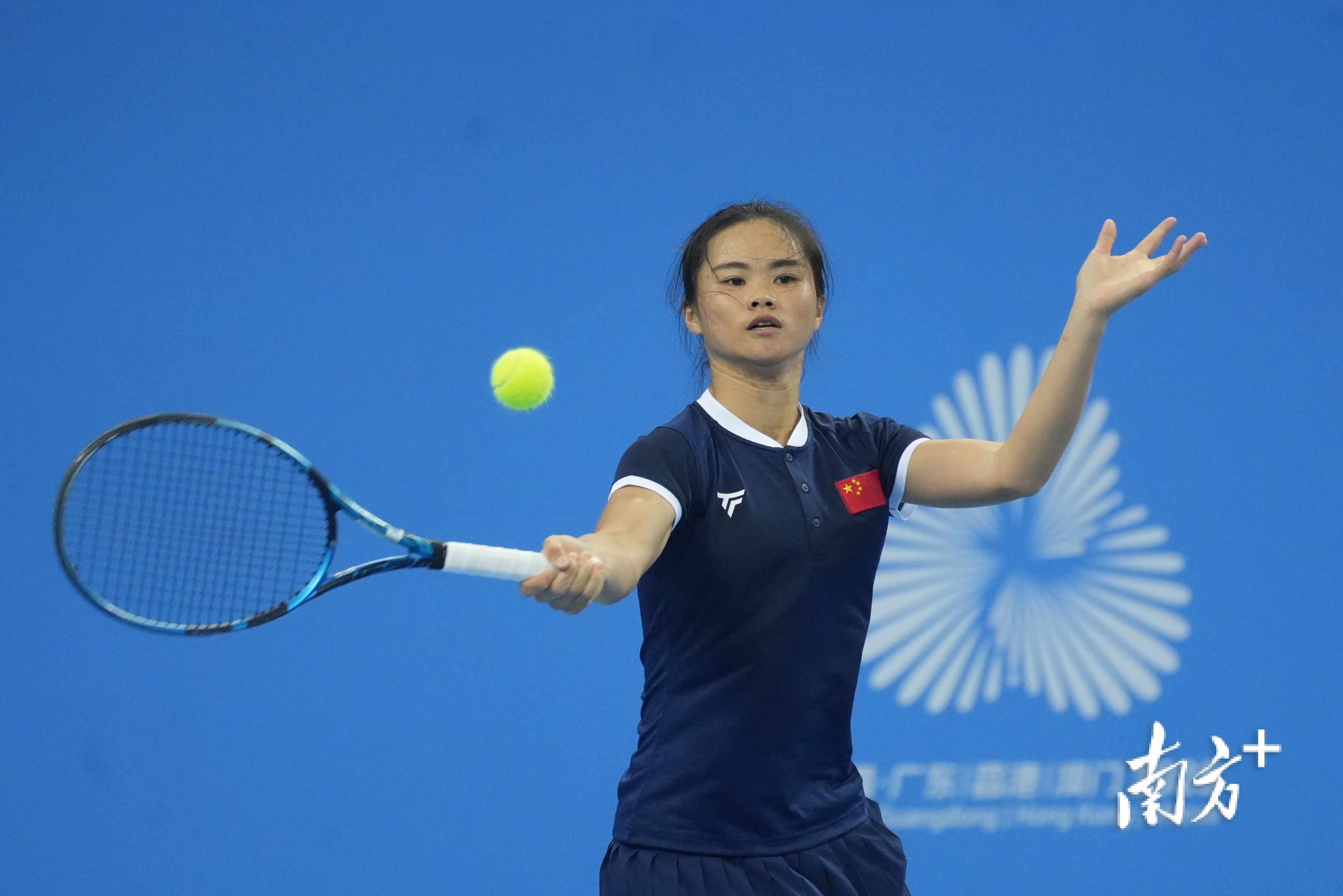 宋妃哑场上专注接球。