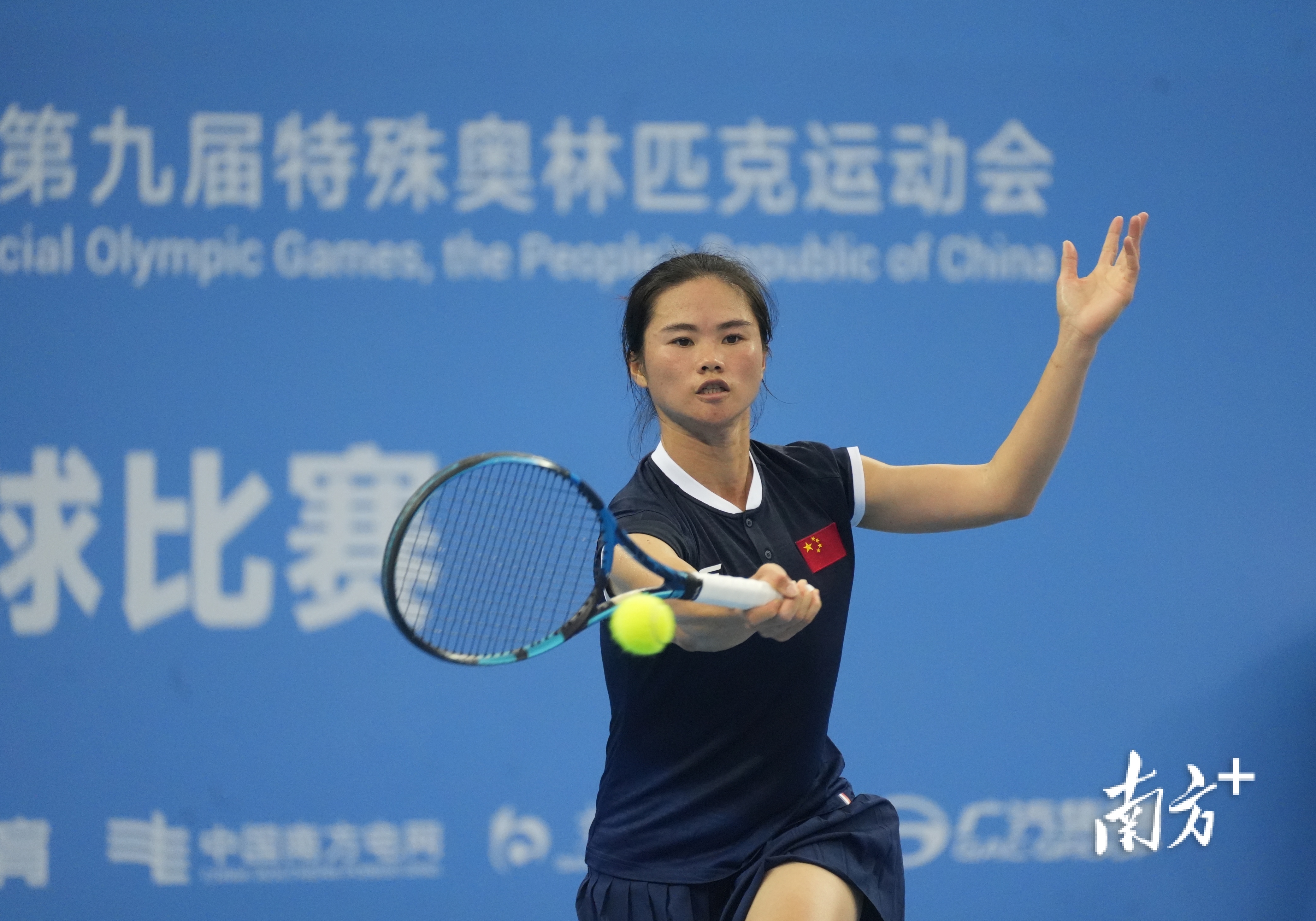 宋妃哑在比赛中挥球。  