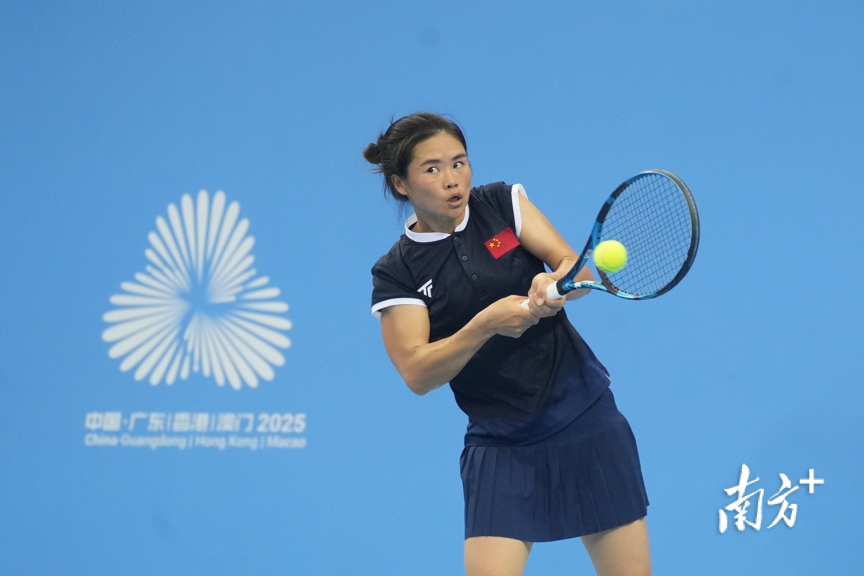 宋妃哑反手击球。  