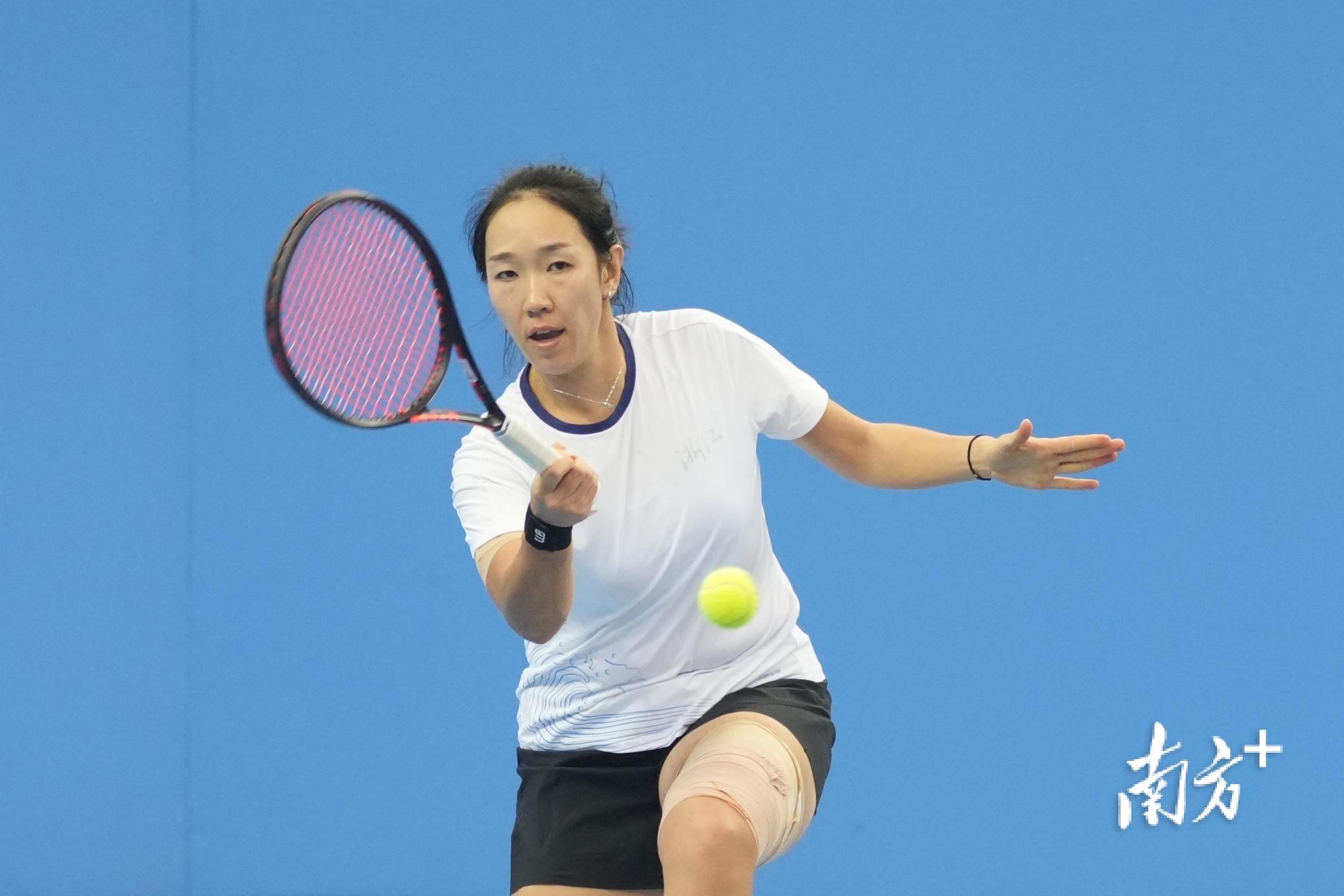 “女王”之争，孙岩在比赛中使用战术调动对手。 