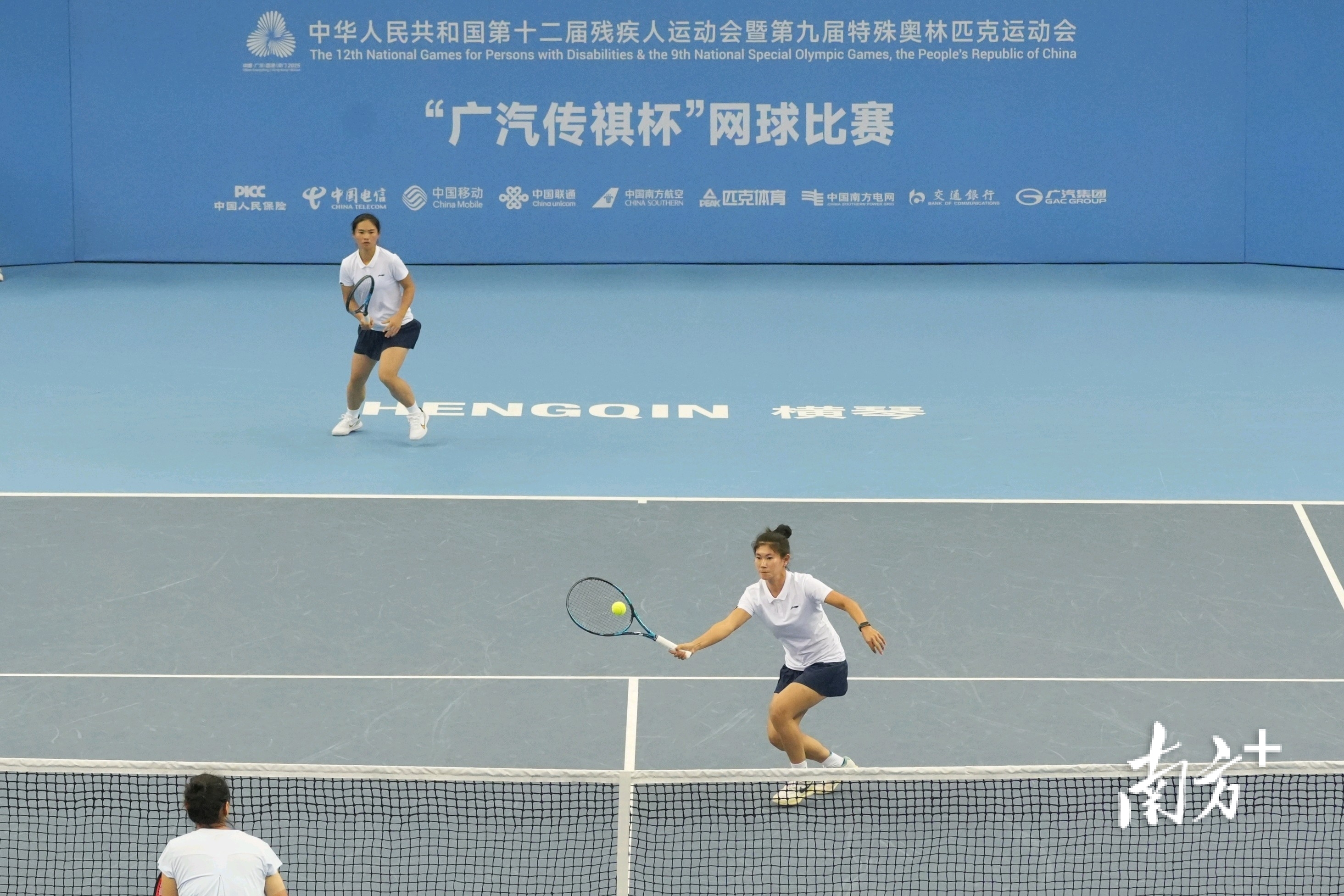 女双比赛中，宋妃哑搭档莫秋月夺冠。  