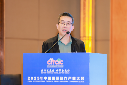 云南天然橡胶产业集团有限公司部门总经理黎建云分享产业瓶颈与对策思考。