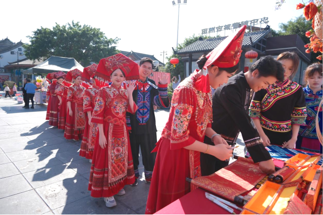 新人们排队依次签署专属婚书。陆小雪摄