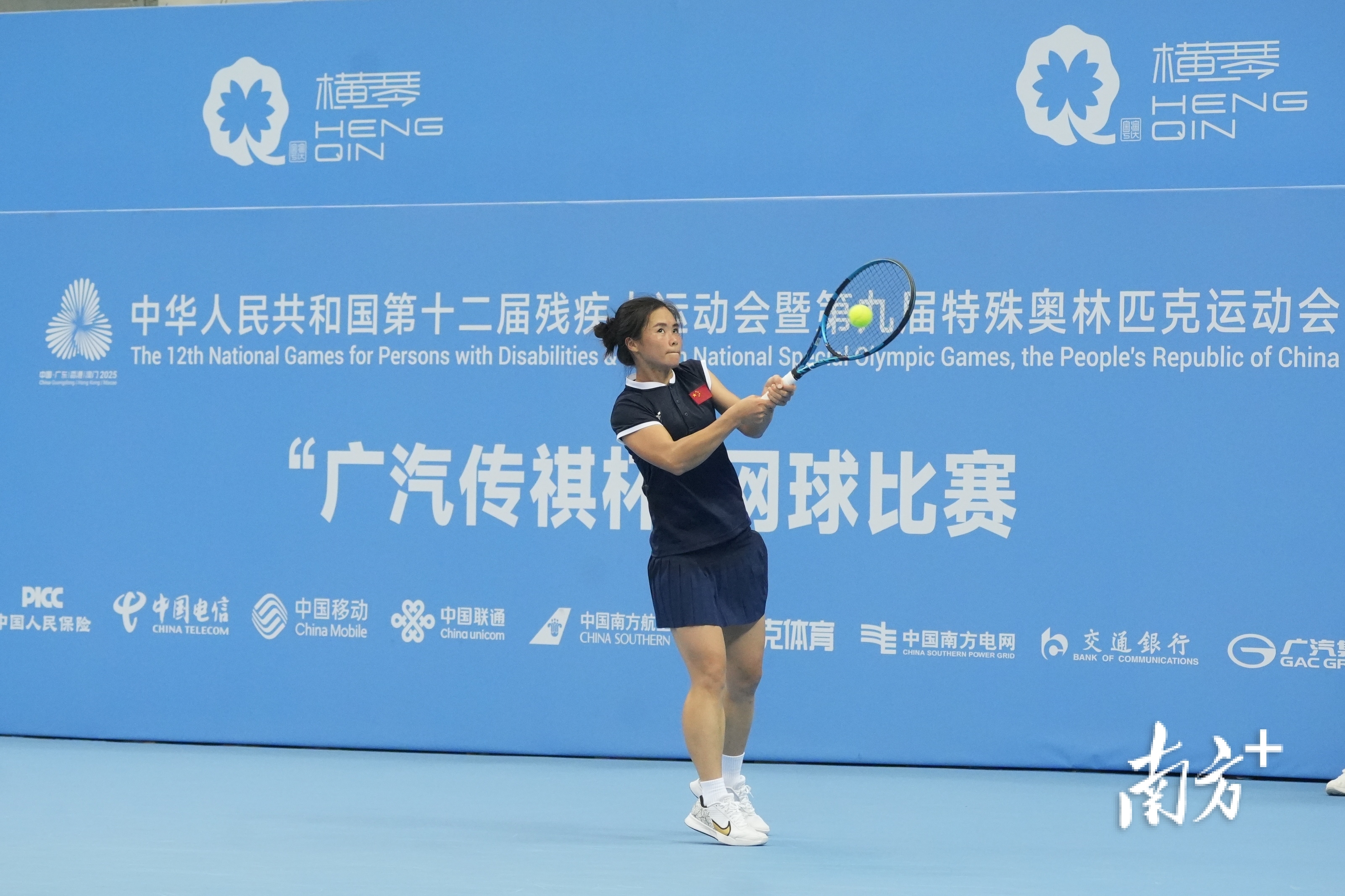 面对对手频繁的左路高球，宋妃哑用反手回击球。