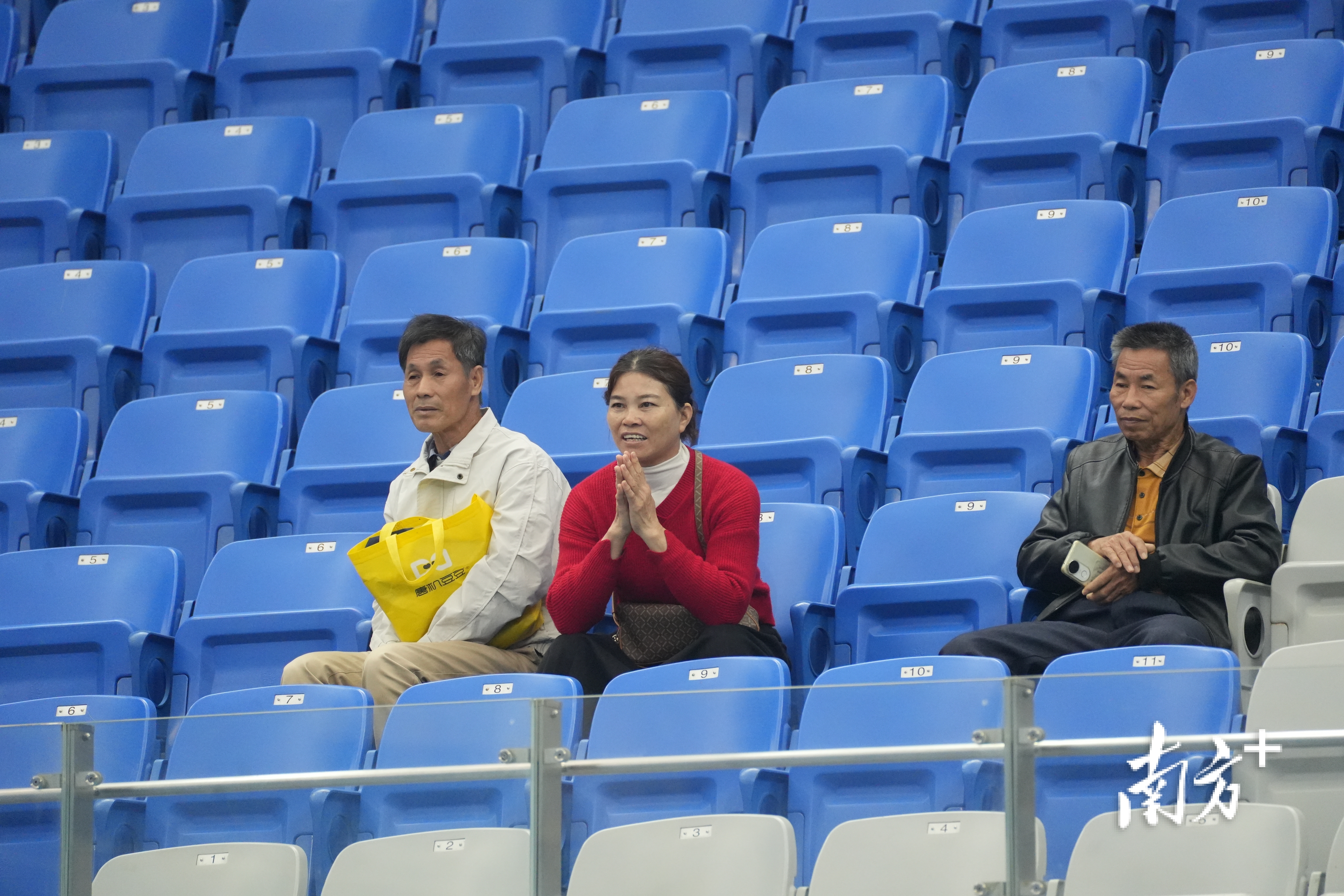 现场观众为宋妃哑加油鼓掌。  