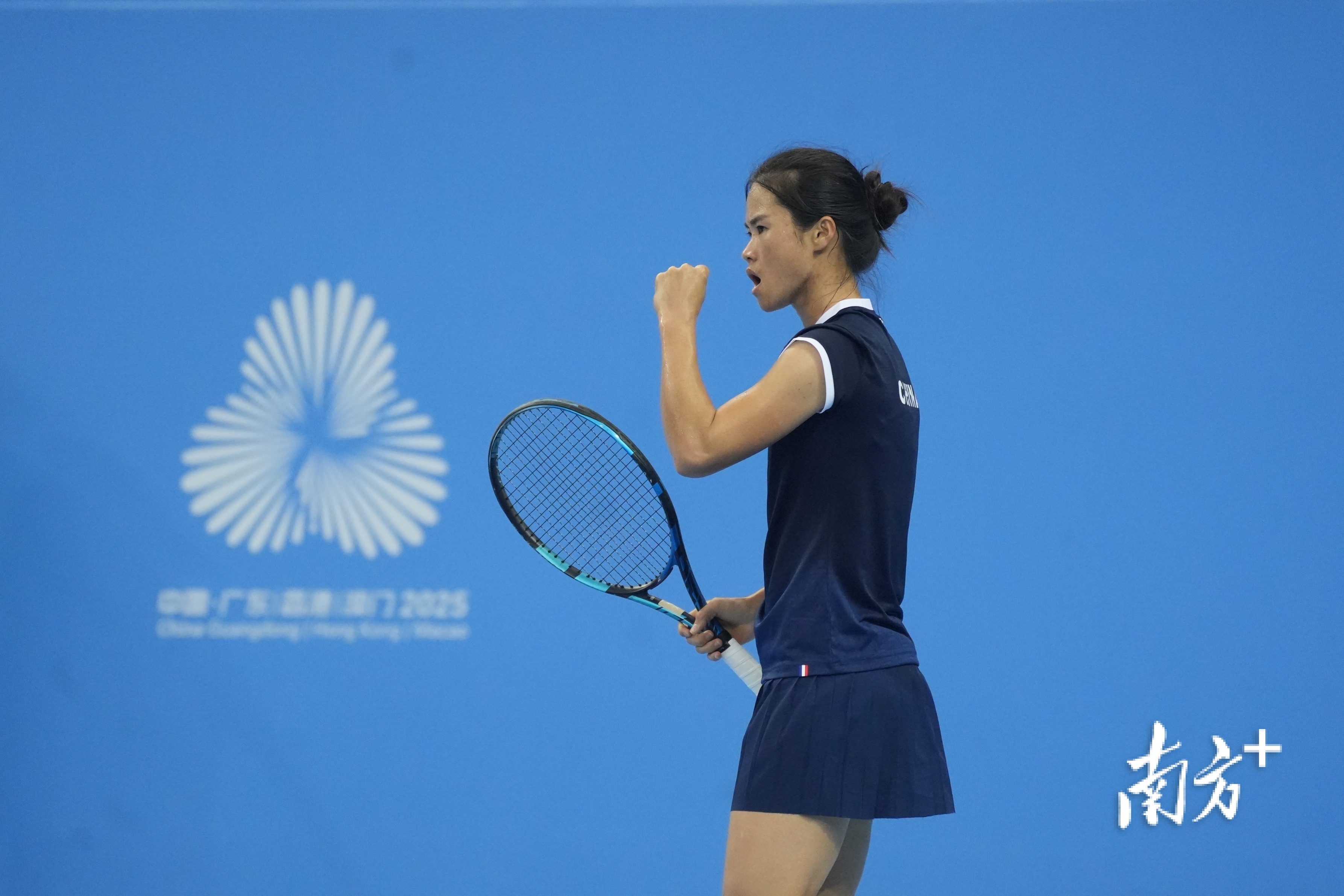 赢得关键球，宋妃哑挥拳为自己加油。 