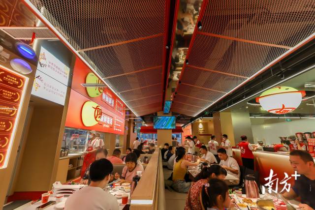 一锅清汤里的城市烟火，潮汕牛肉火锅成为都市生活的温暖注脚。