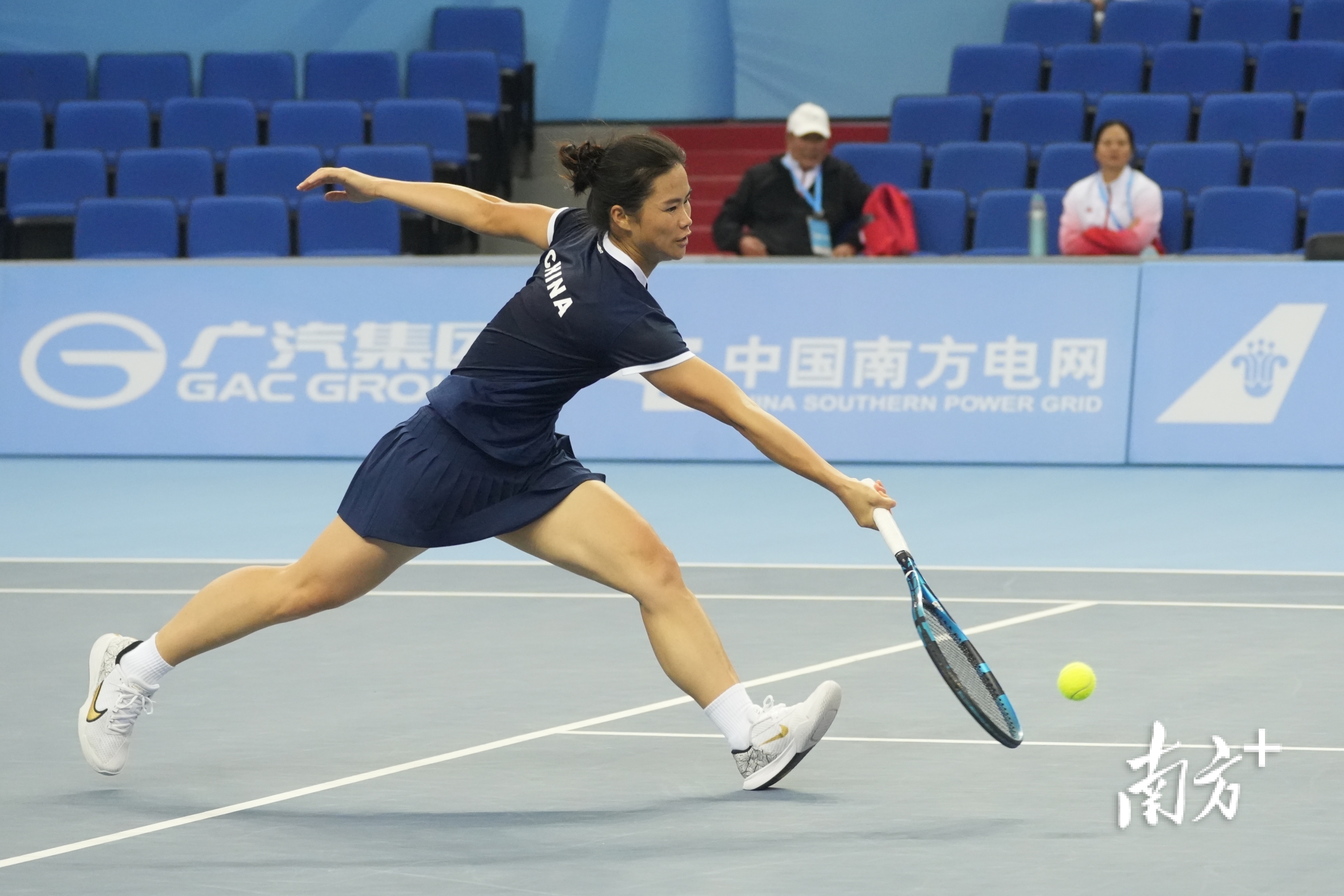 宋妃哑网前截击。 