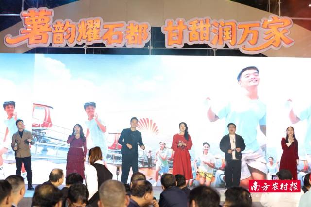 歌手合唱《气势如虹》，全力向前冲冲冲！