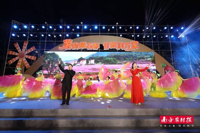 歌舞《幸福中国一起走》，旋律特色鲜明，朗朗上口。