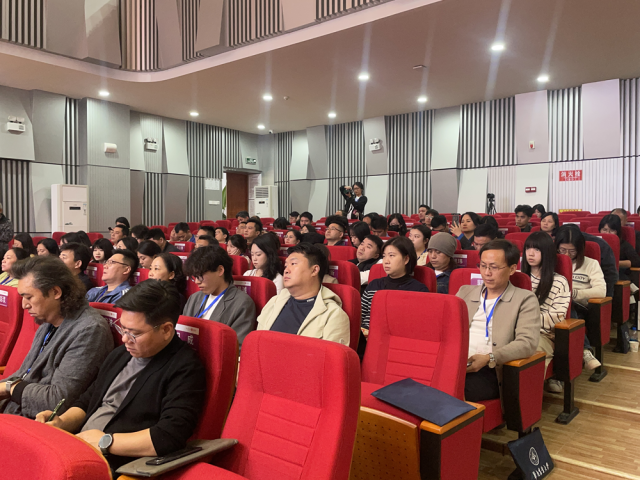 学员认真听课。