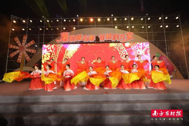 开场舞《龙腾石都庆丰年》，红裙彩扇舞翩跹，带来别样视觉享受